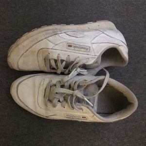 VINTAGE WHITE REEBOK CLASSICS WITH WHITE SOLE